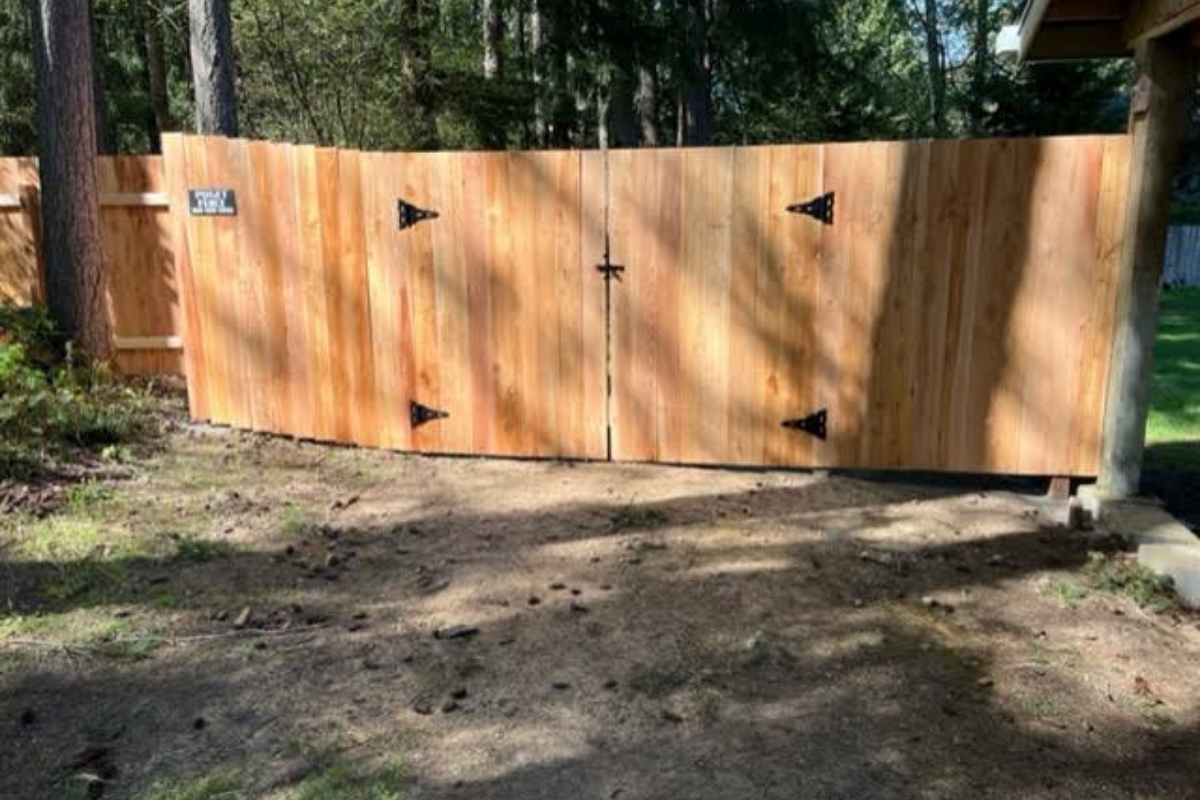 5 Common Causes of a Sagging Driveway Gate and How a Fence Company Fixes It