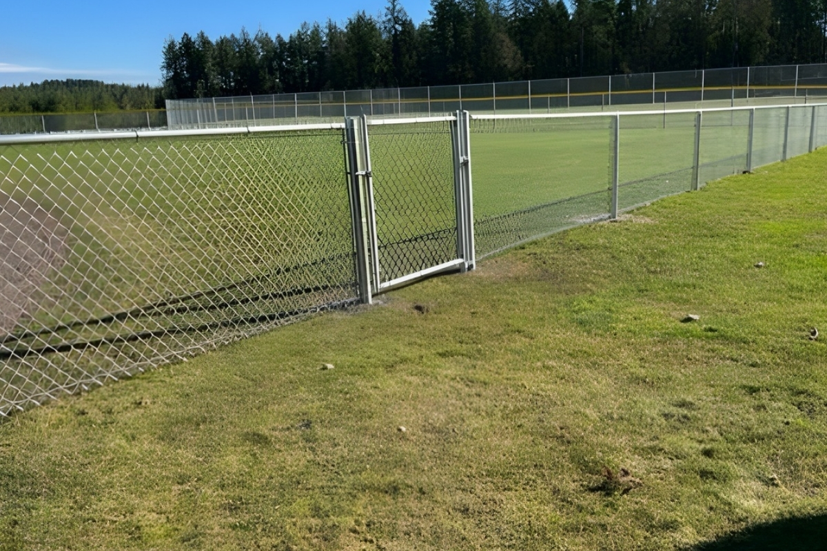 How Galvanization Protects a Chain Link Fence from Rust: A Complete Guide